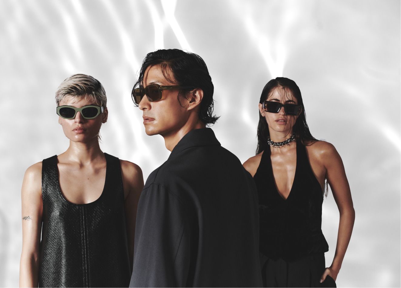 Trois personnes avec des lunettes de soleil