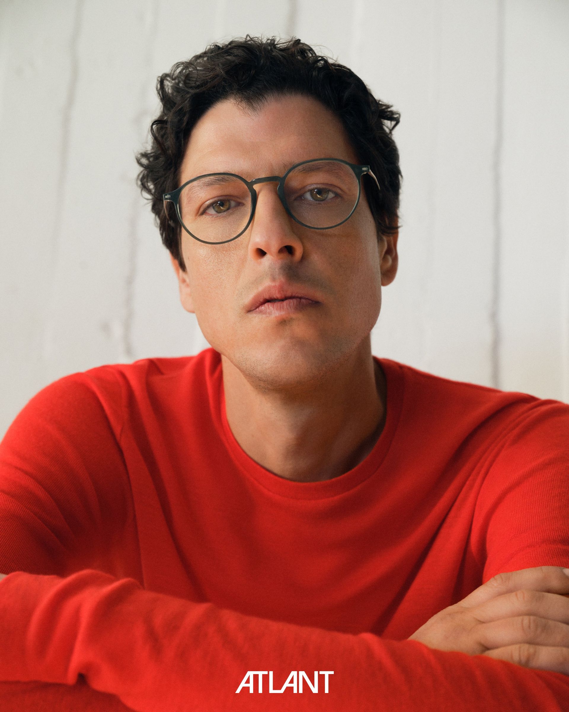 Un homme et deux femmes avec des lunettes de vue