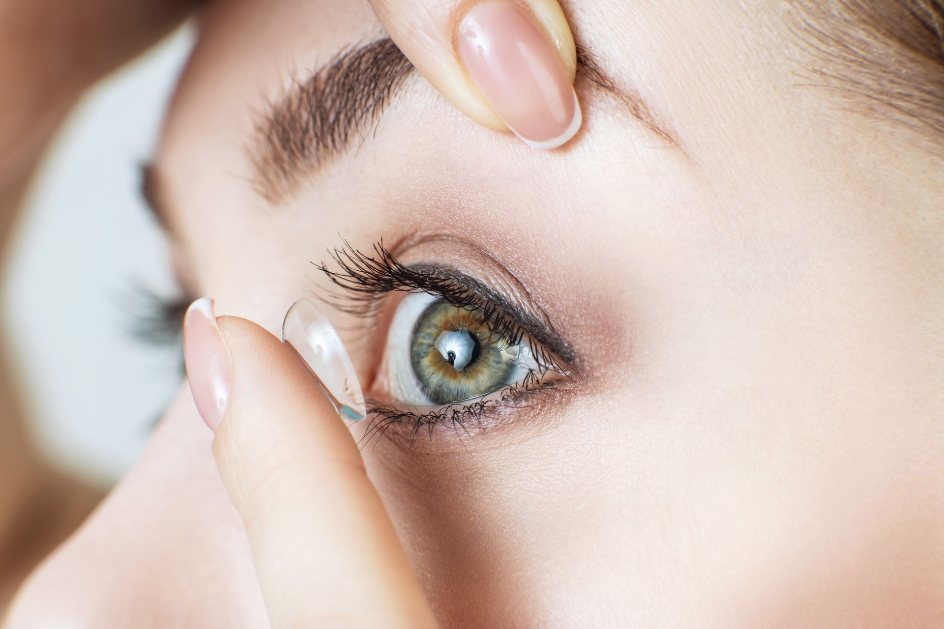 Pose de lentille de contact sur oeil