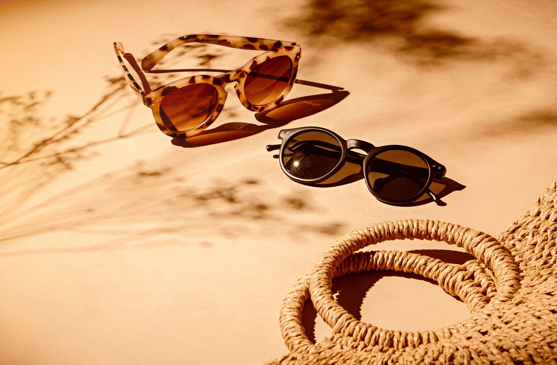 Deux paires de lunettes de soleil posées