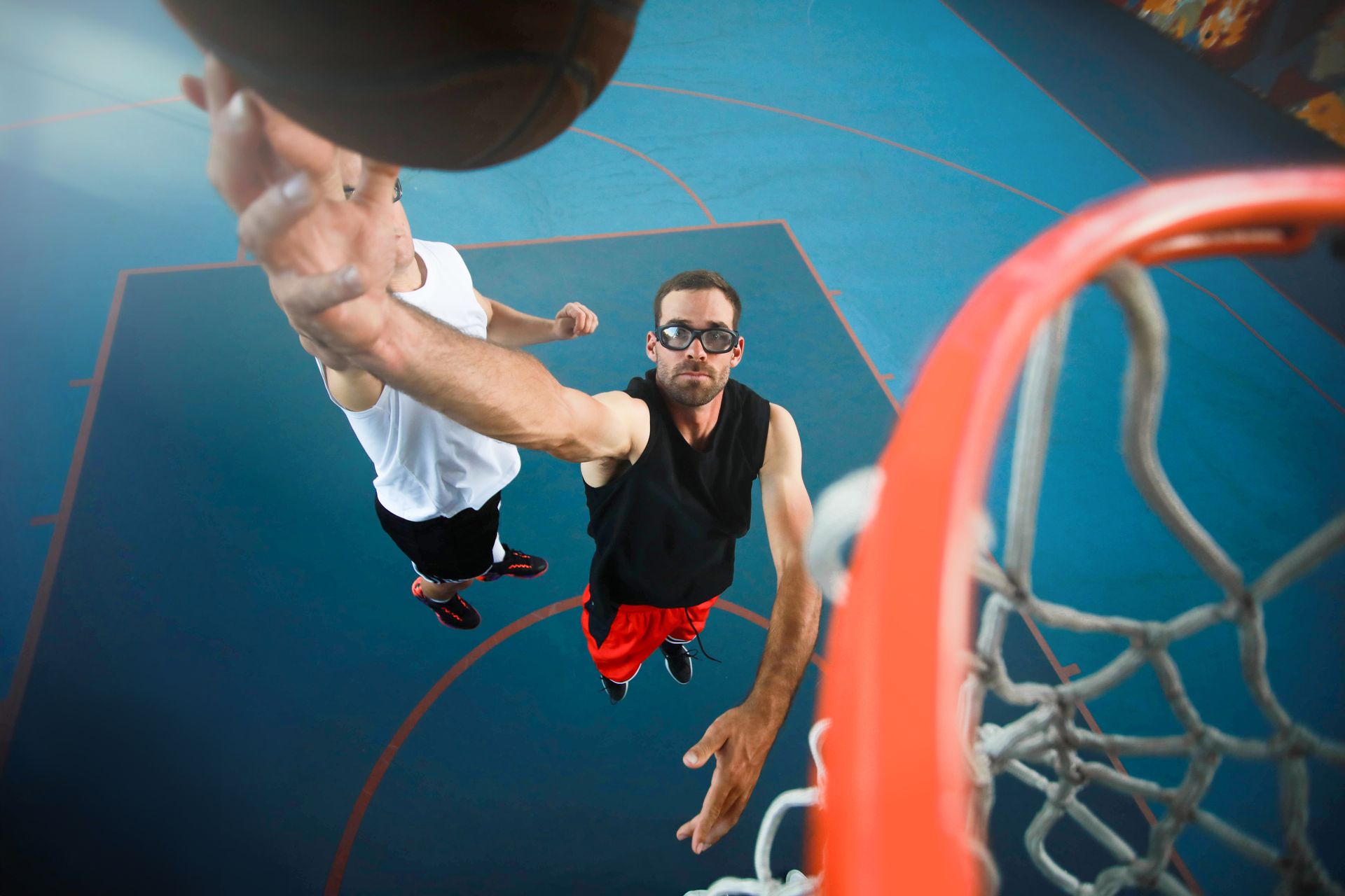 Jeune femme au ski portant des lunettes de sport