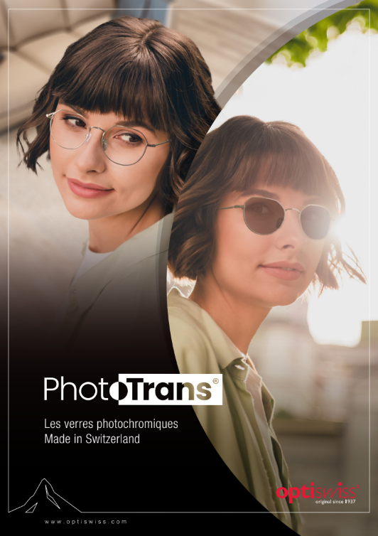 Femme avec des lunettes de vue et des lunettes de soleil