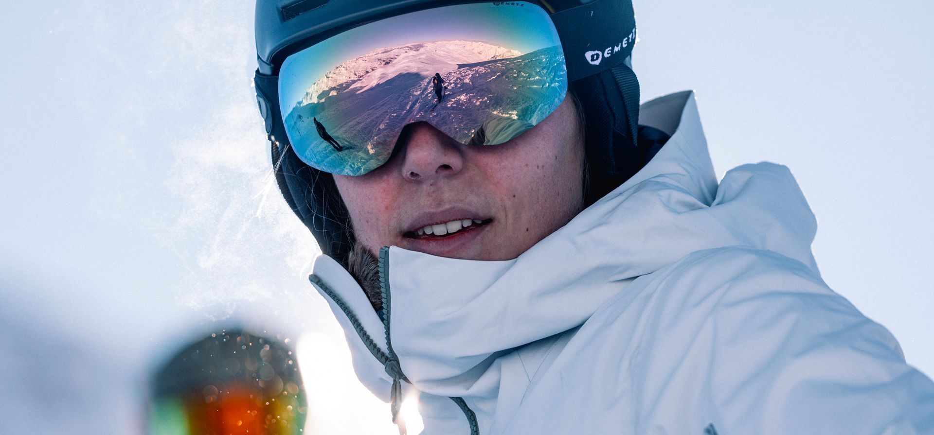 Femme avec des lunettes de sport
