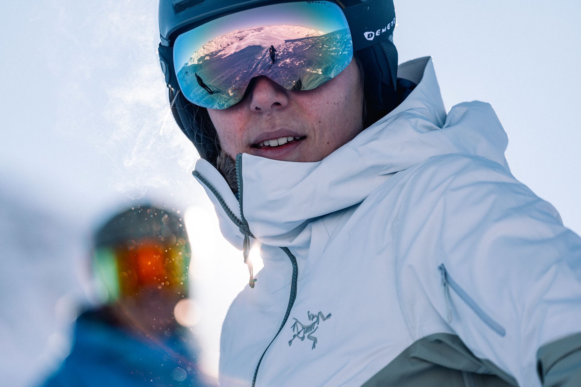 Jeune femme au ski portant des lunettes de sport