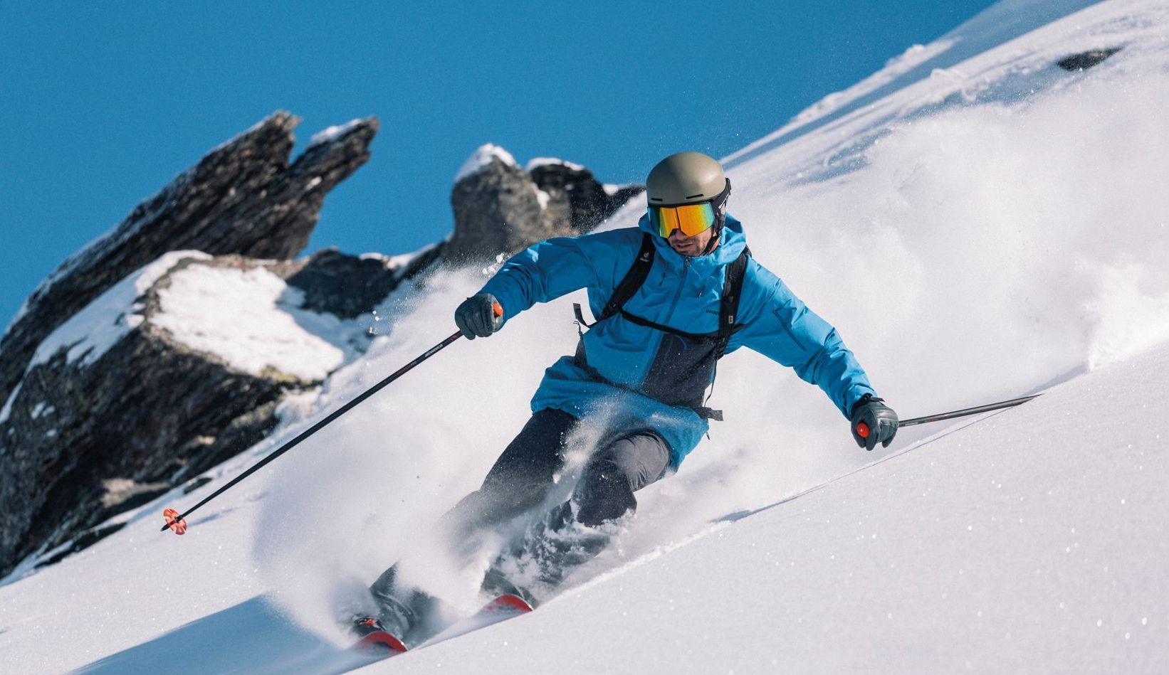 Femme avec des lunettes de sport