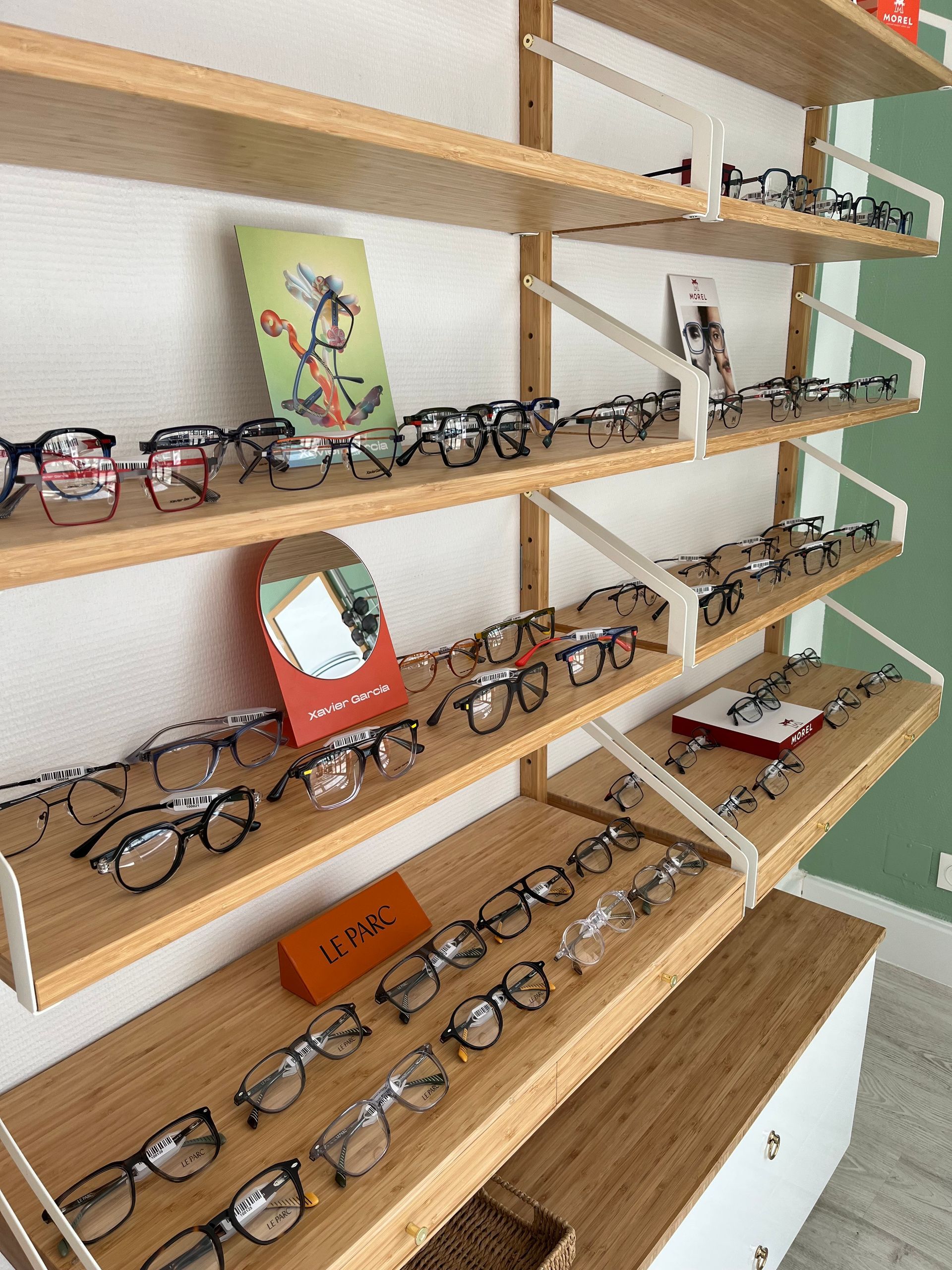 Deux enfants heureux avec des lunettes