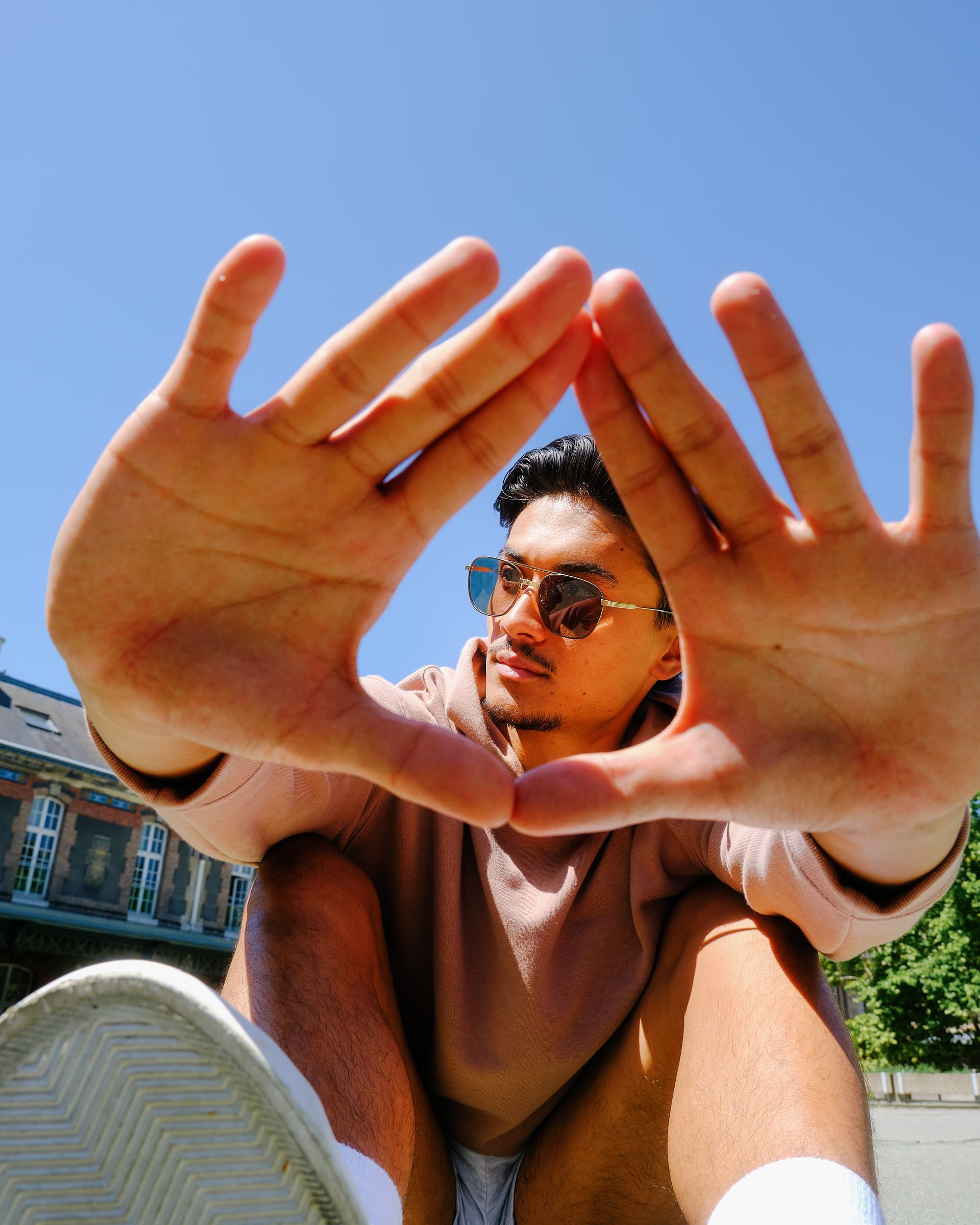 Femme portant des lunettes de soleil