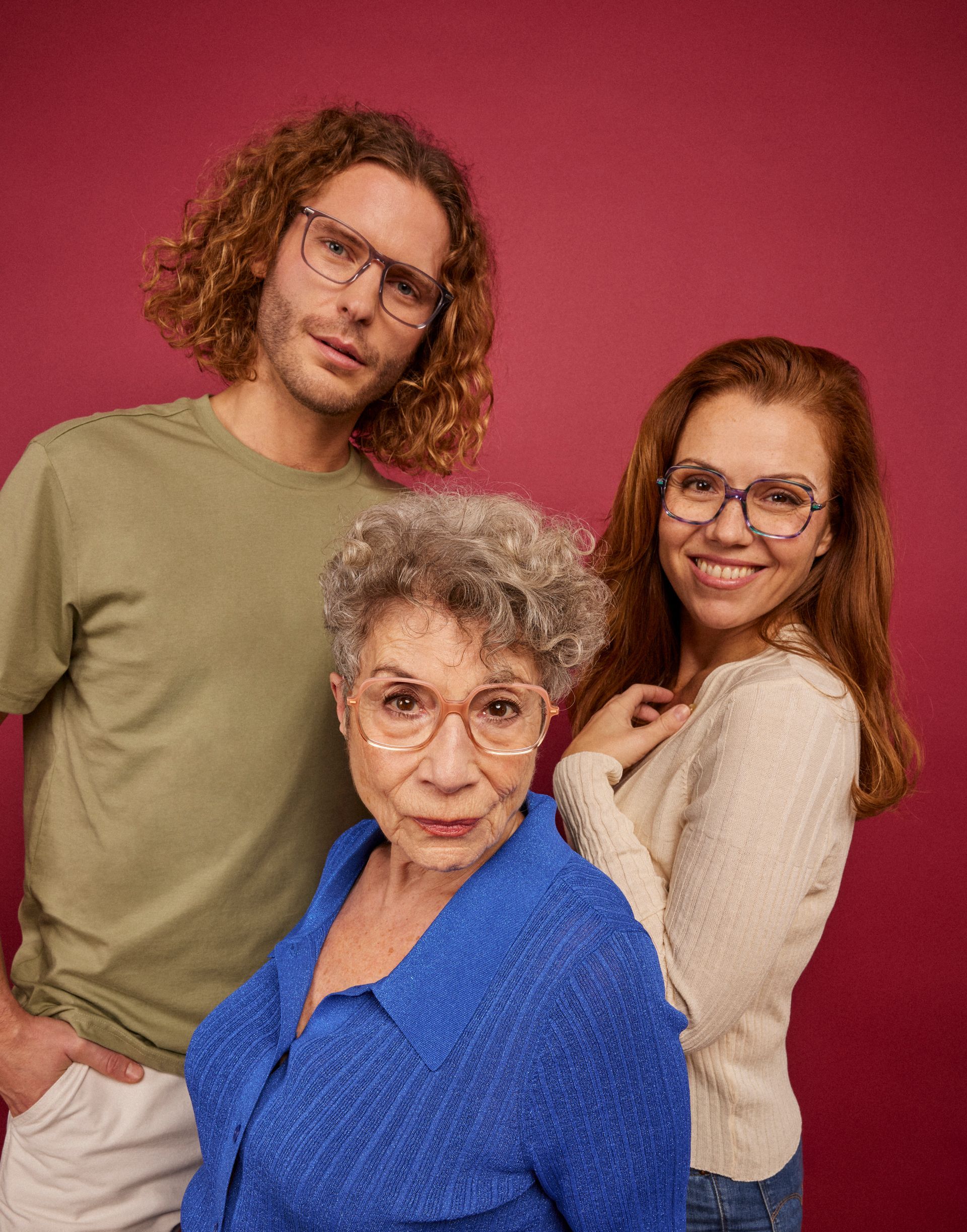 Un homme et deux femmes avec des lunettes de vue