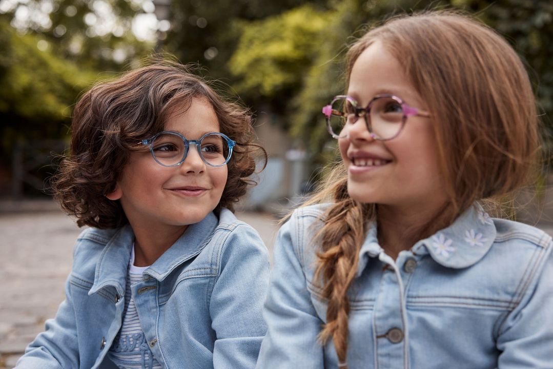 Deux enfants heureux avec des lunettes