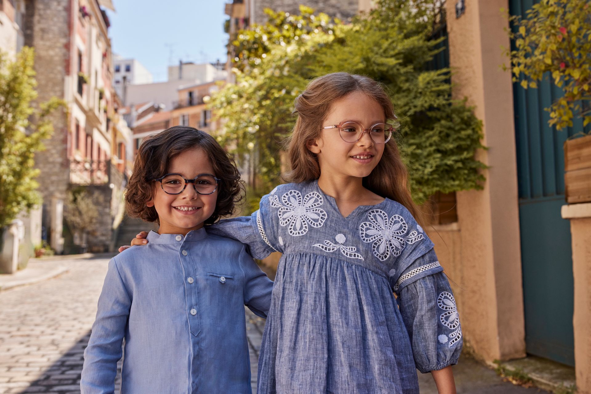 Deux enfants heureux avec des lunettes de vue