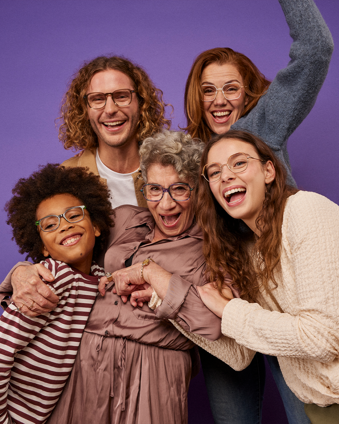 Grande famille avec des lunettes