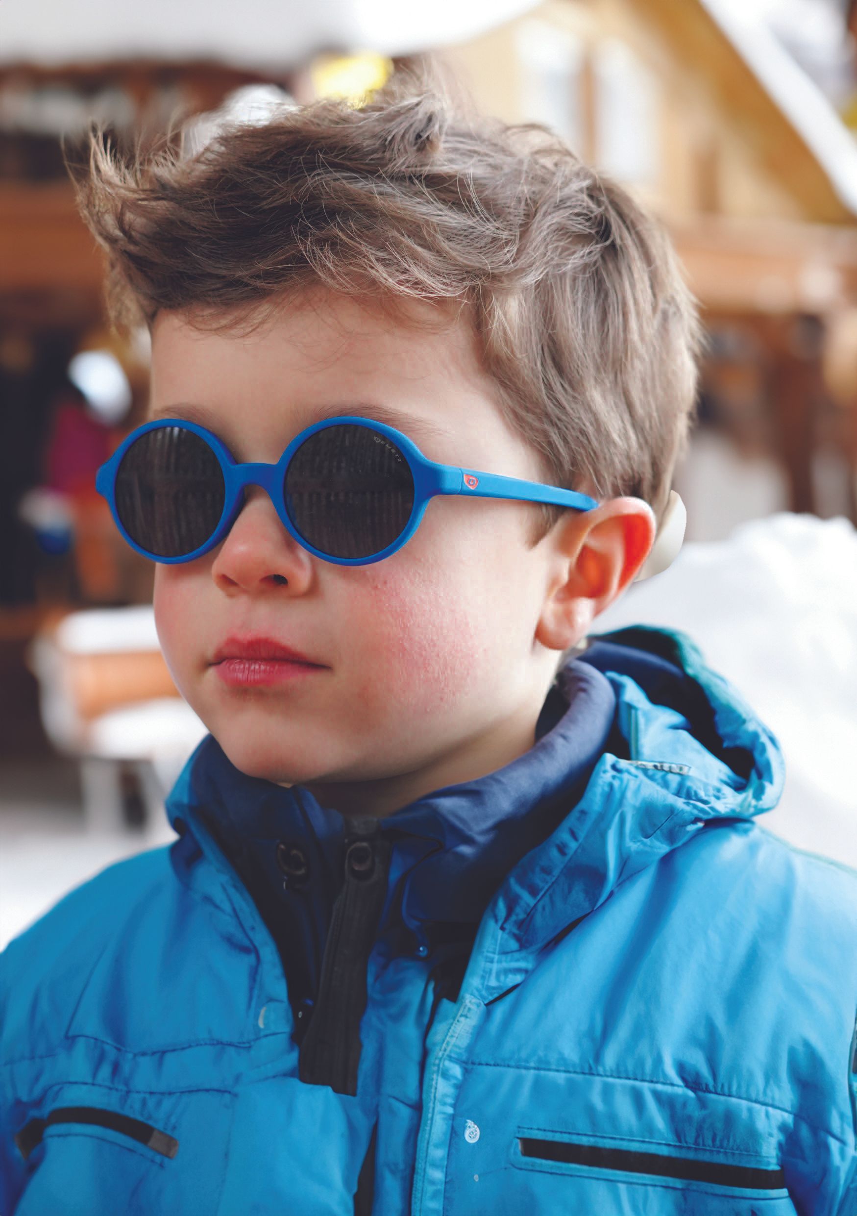 Jeune enfant portant des lunettes de soleil