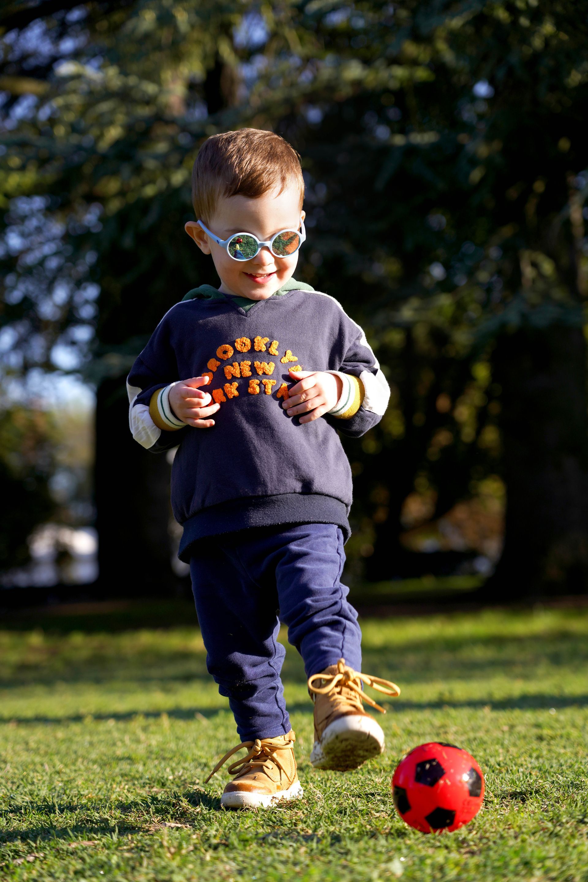 Jeune enfant portant des lunettes de soleil