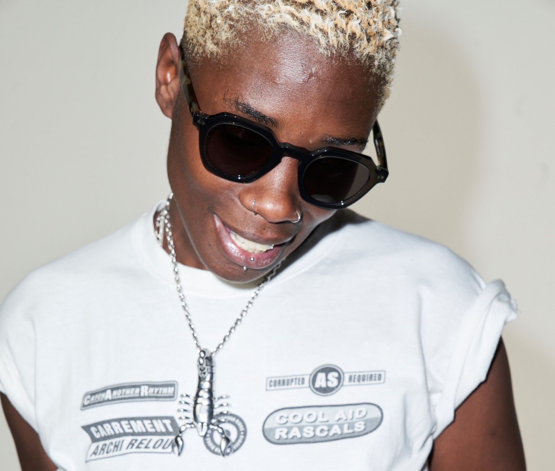 Enfant avec des lunettes