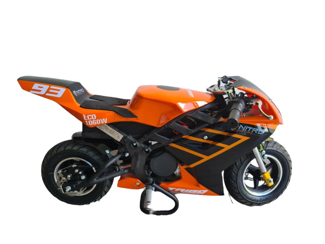 Motocicletta da corsa arancione e nera con il numero 93 su sfondo bianco.