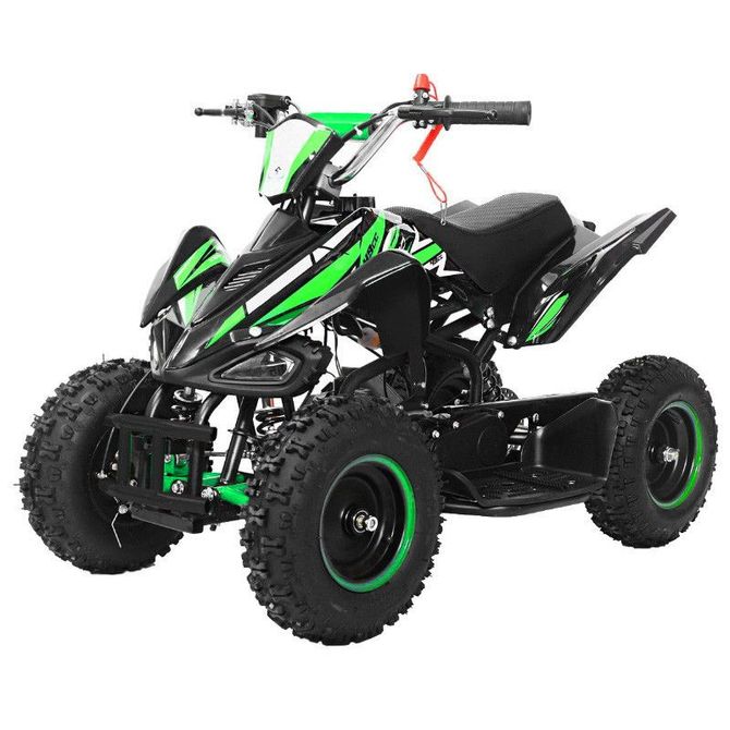 Quad a quattro ruote verde e nero con pneumatici robusti su sfondo bianco
