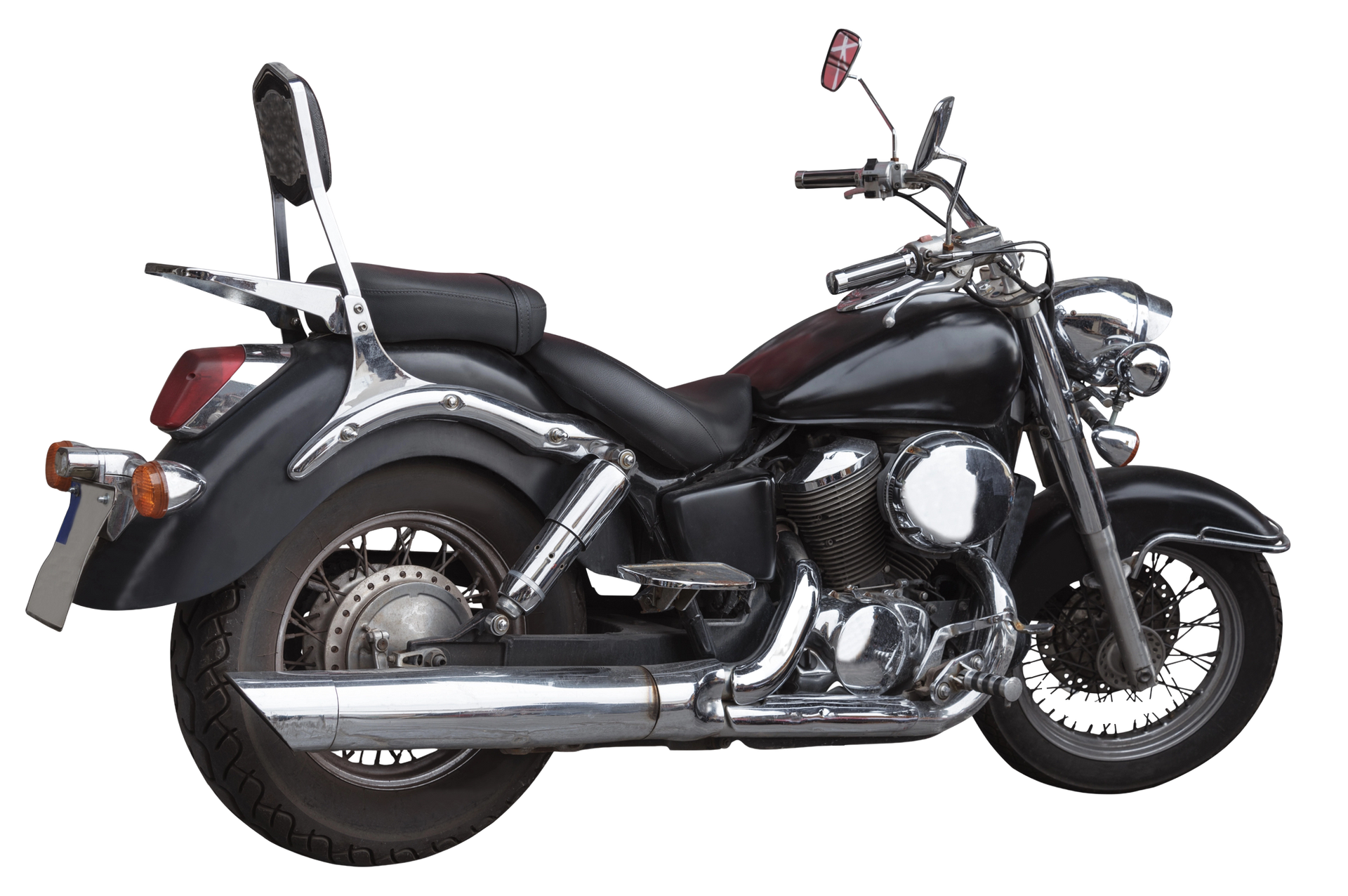 Motocicletta cruiser nera con scarico cromato e schienale alto su sfondo bianco.