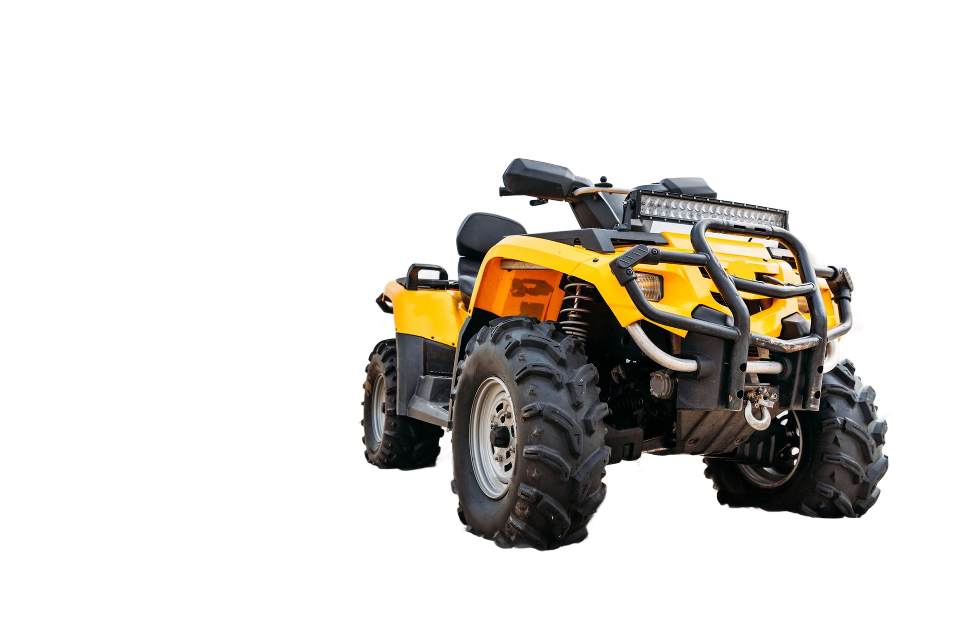 Quad fuoristrada giallo e nero con pneumatici di grandi dimensioni e portapacchi anteriore su sfondo bianco.