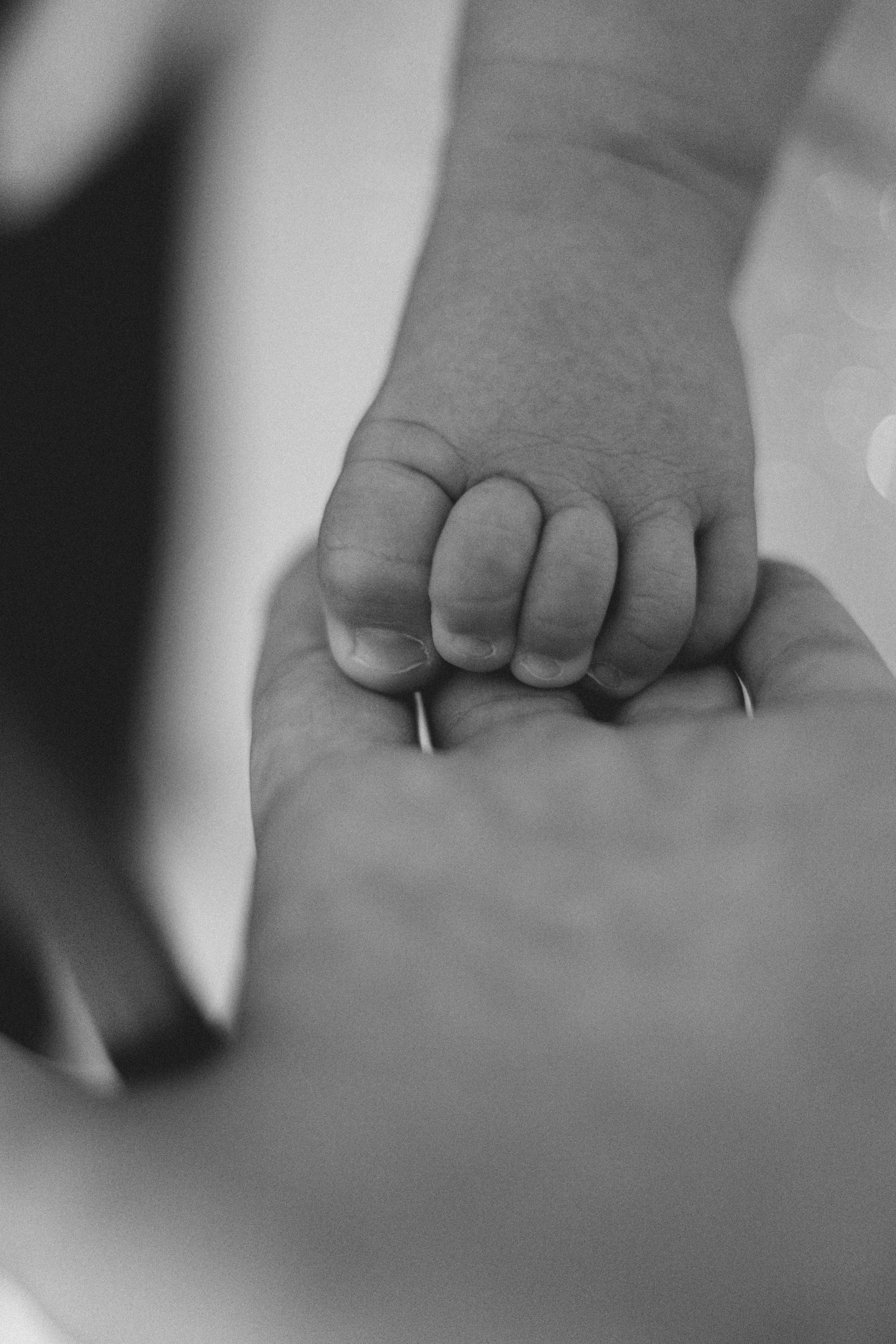 A father holding his babies feet