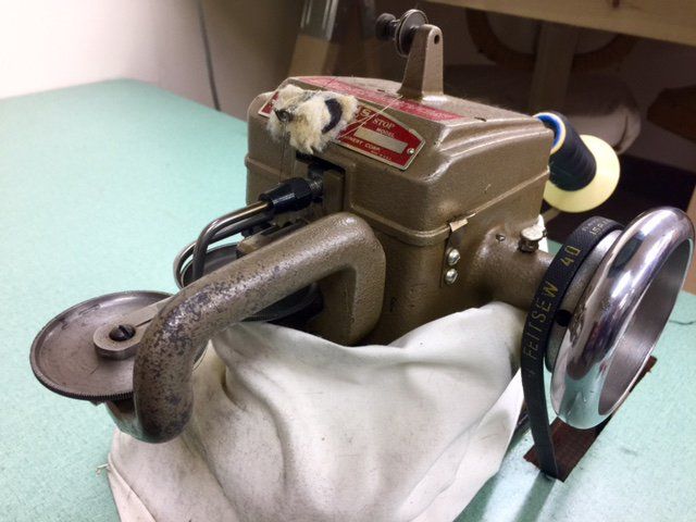 A sewing machine with a belt that says ' gn master ' on it