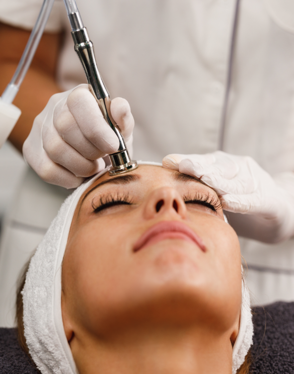 Eine Frau bekommt in einem Schönheitssalon eine Gesichtsbehandlung.