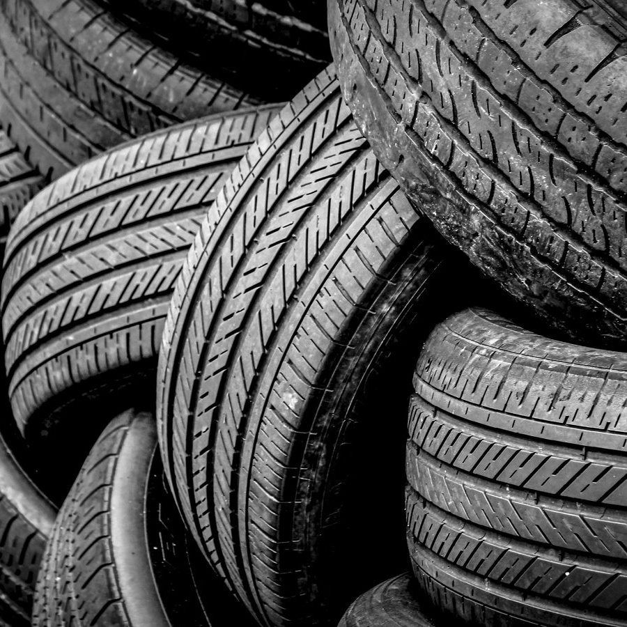 Pila de neumáticos usados ​​de color negro.