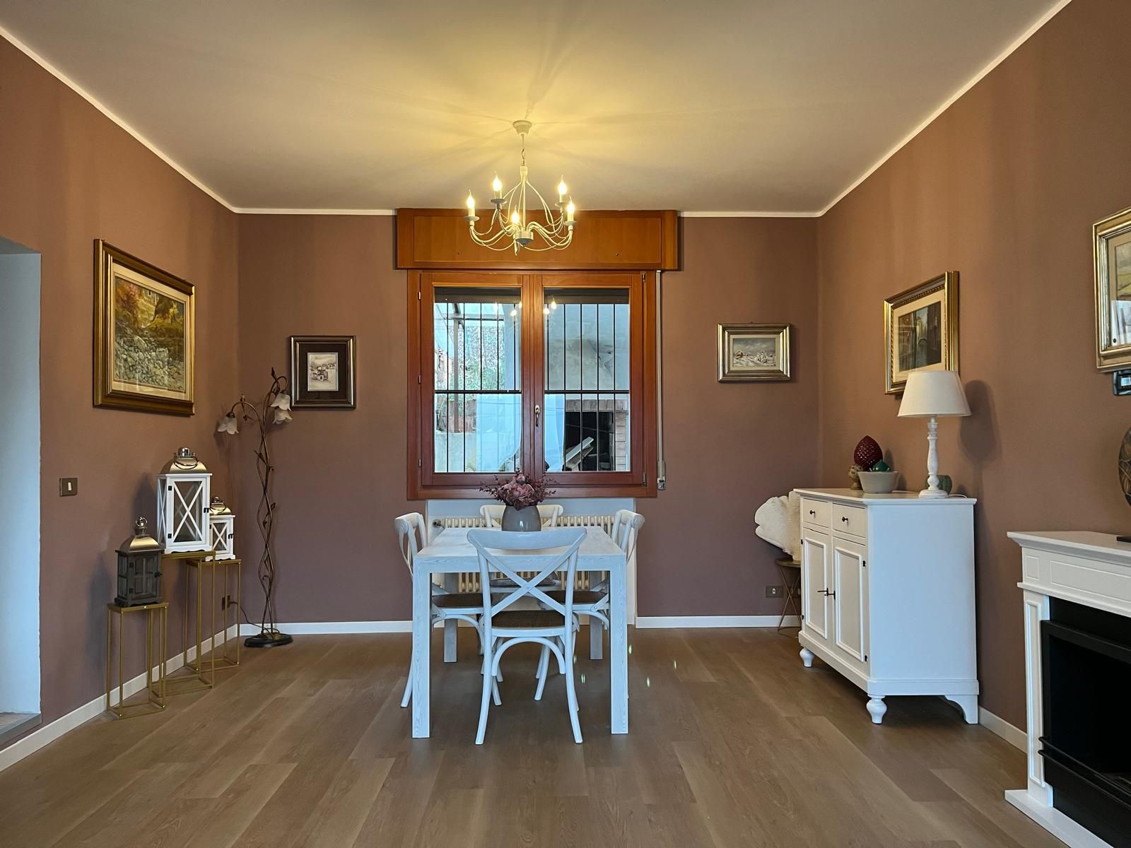 Un soggiorno con tavolo, sedie e camino