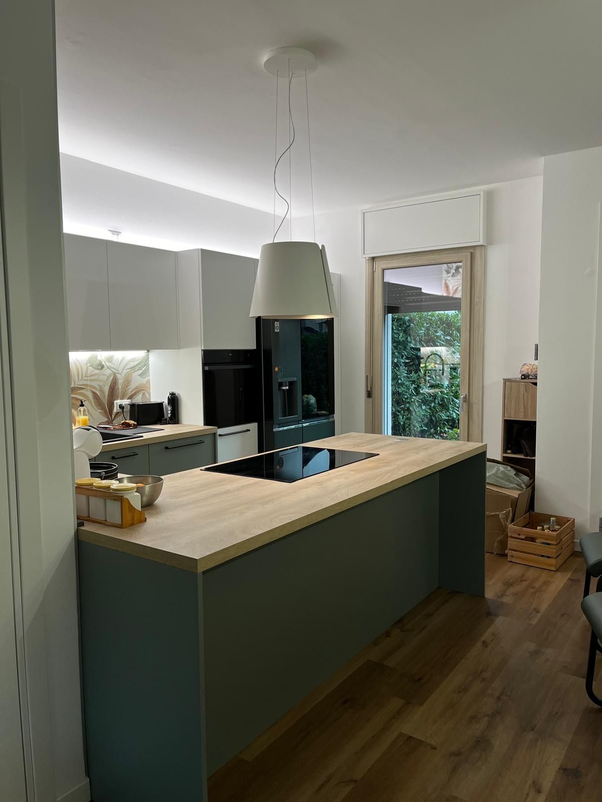 Una cucina con una grande isola e un forno con piano cottura.