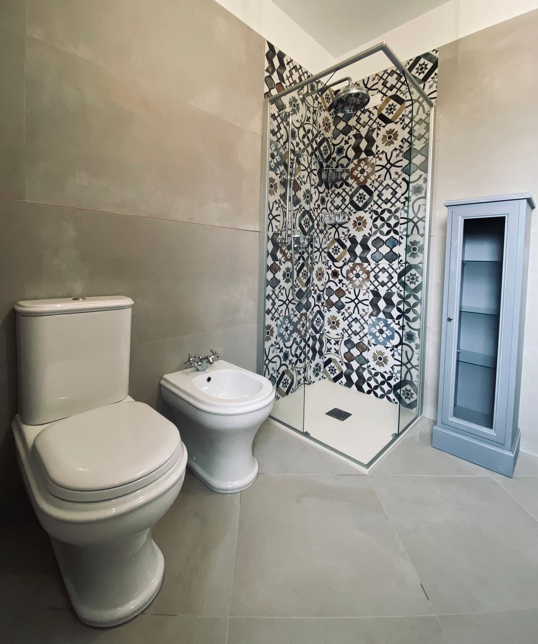 Un bagno con wc, bidet e doccia