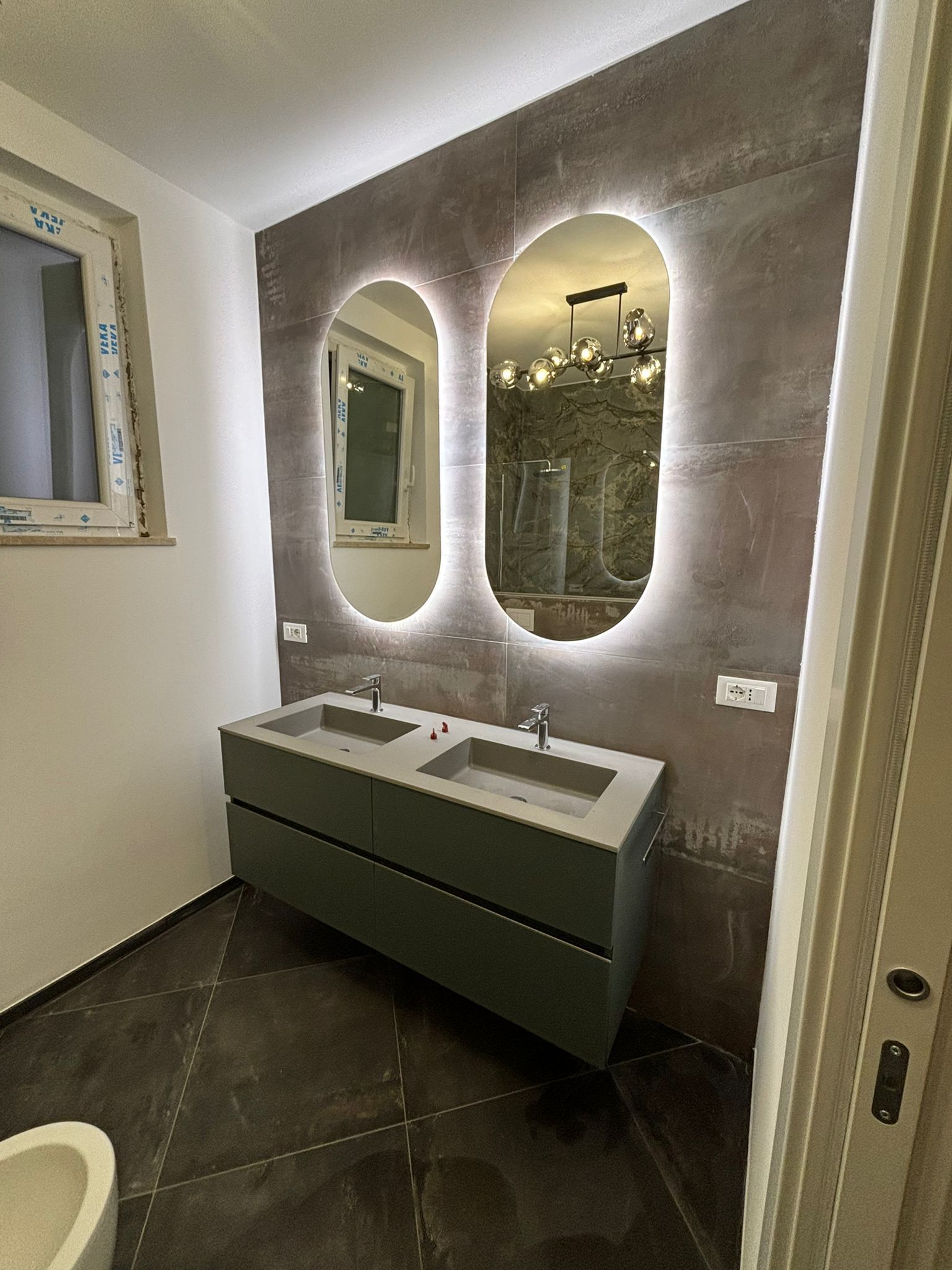 Un bagno con due lavandini e due specchi.