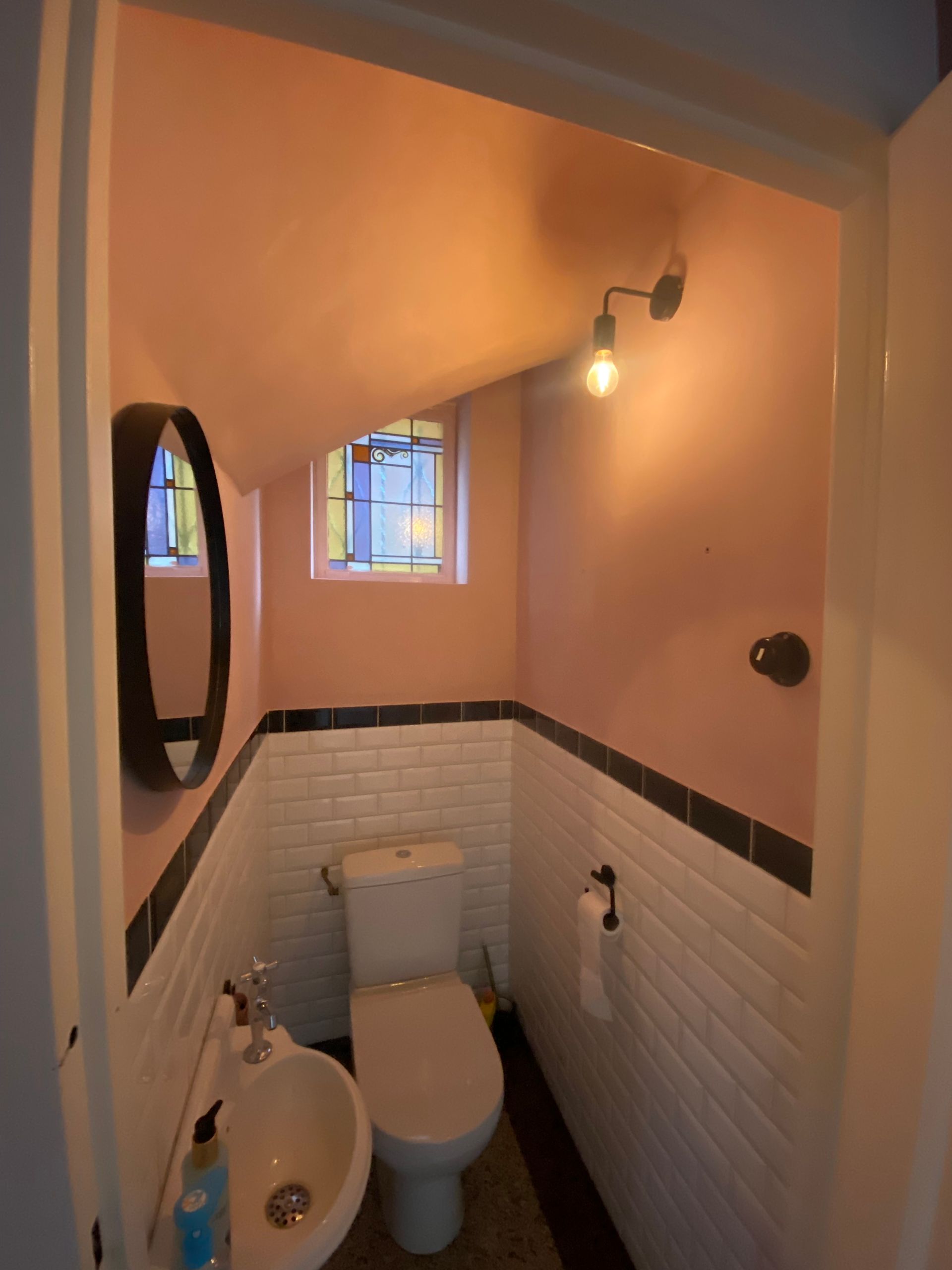 Kleine roze badkamer met toilet.
van saai naar wouw.