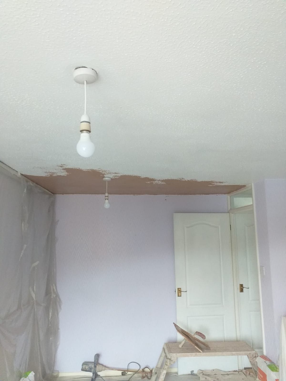 picture of a white ceiling before being plastered