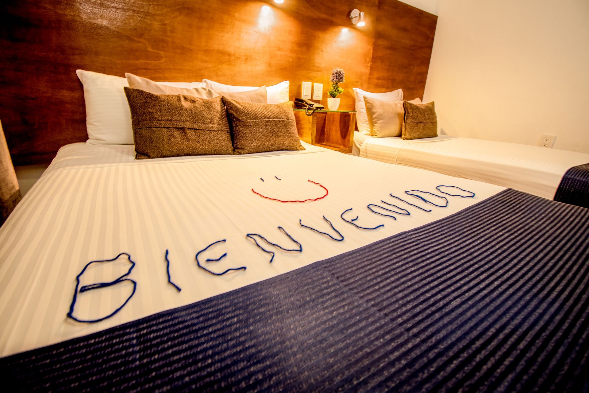 Habitación de hotel con un mensaje de bienvenida escrito en la cama.