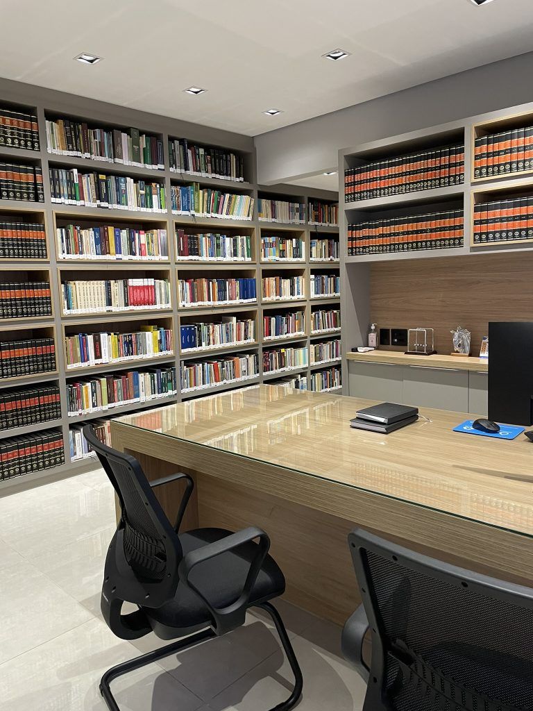 escritorio-com-estantes-de-livros-aroldo-oliveira-advogados