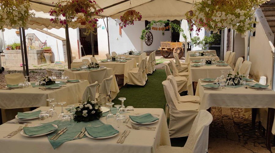 tavoli per ricevimento all'esterno