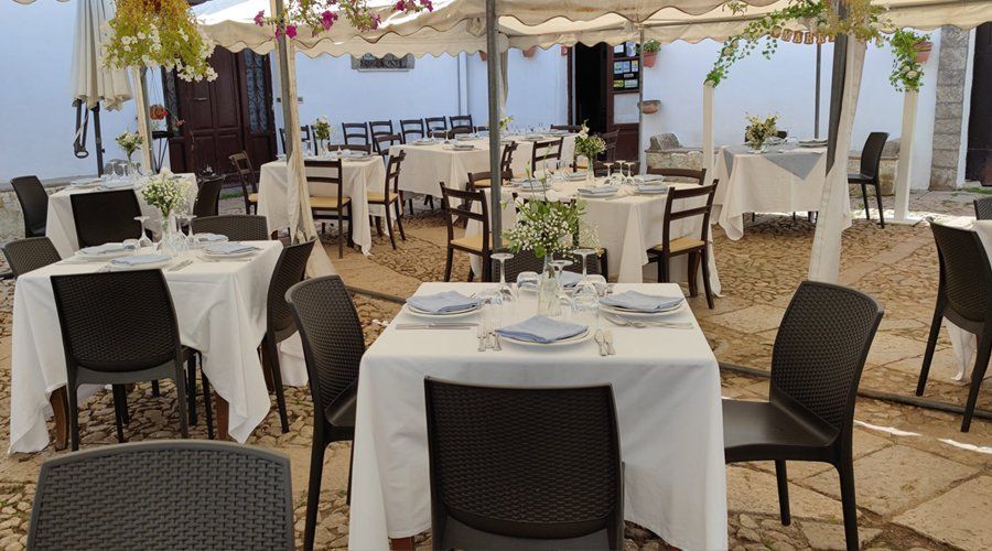 veranda esterna con tavoli ristorante