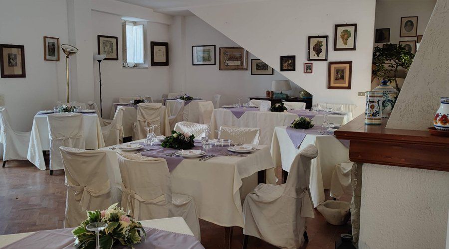 tavolo apparecchiato per ricevimento