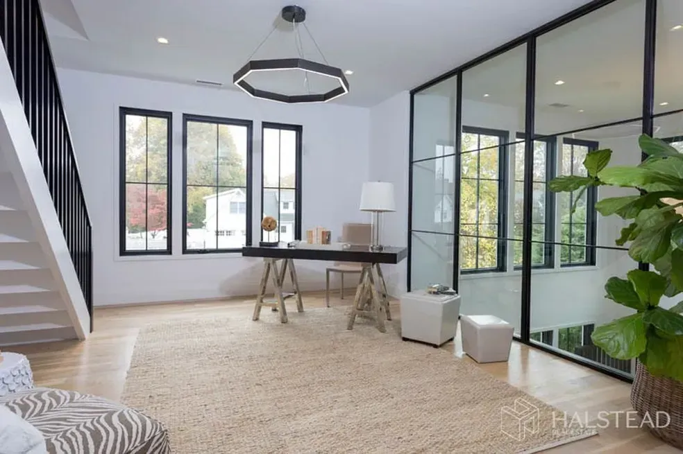 A room with a desk and a plant in it