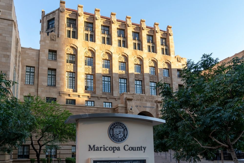 A large building with a sign in front of it that says maricopa county.