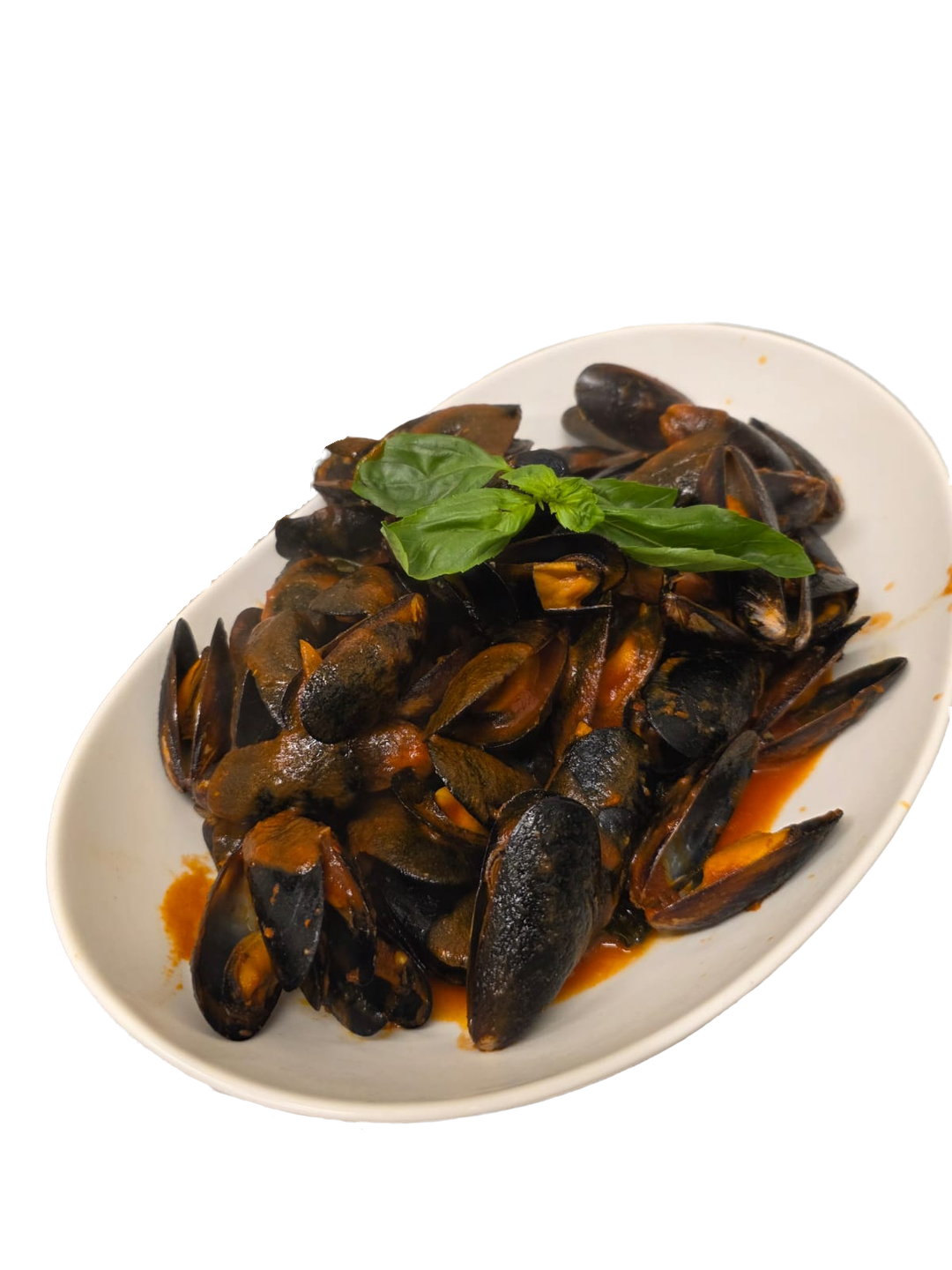 Piatto di cozze cotte guarnite con foglie di basilico su un piatto bianco.