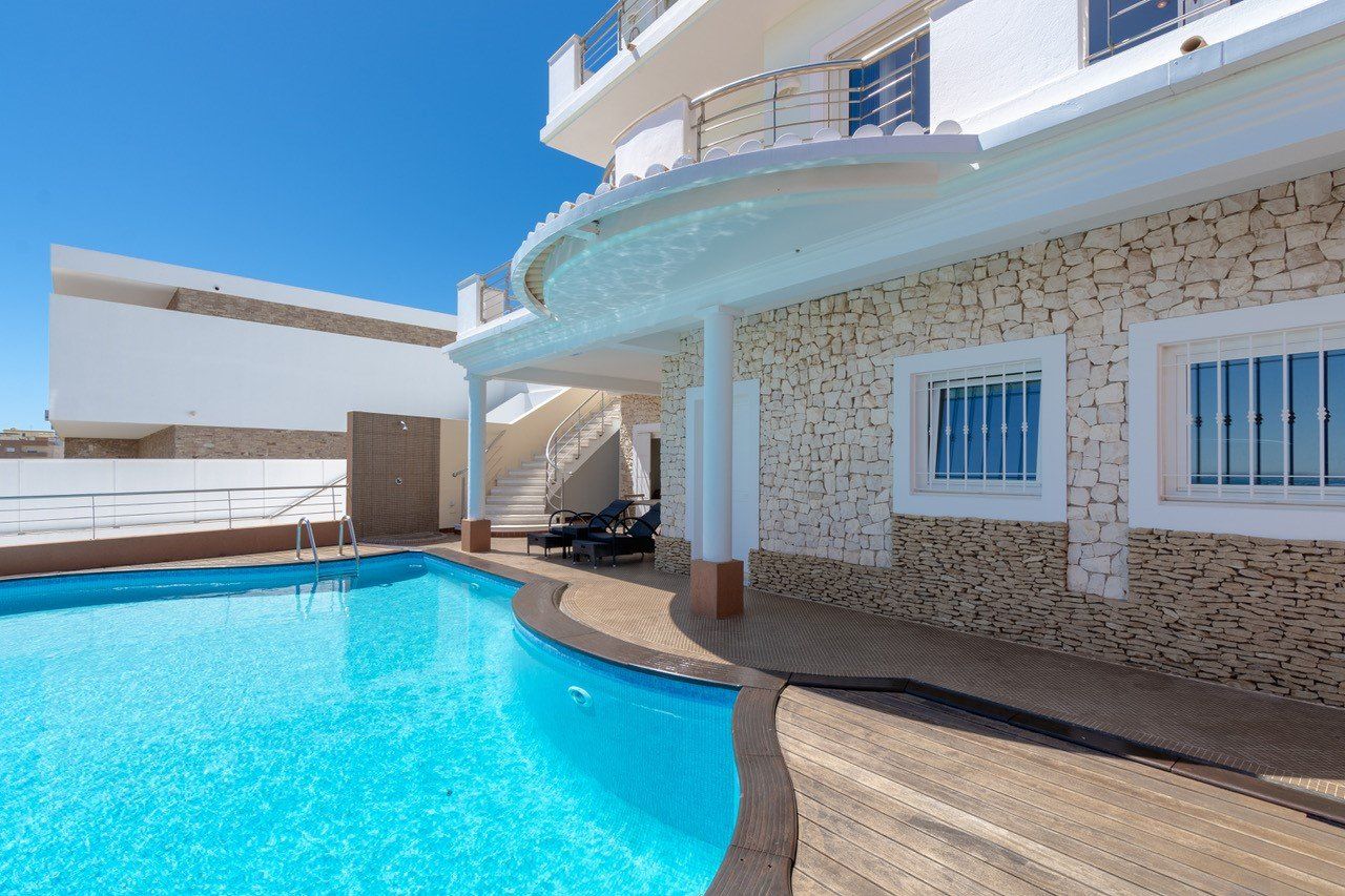 Villa Intemporelle avec piscine et vue sur mer à Lagos 