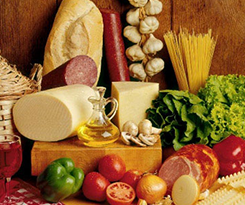 Vari cibi italiani tra cui pane, formaggio, salame, aglio, pasta e verdure.