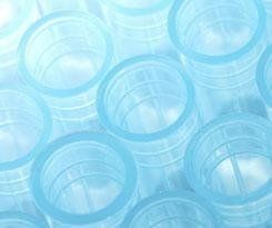 Primo piano di numerose punte di pipette da laboratorio in plastica trasparente e colorata di blu.