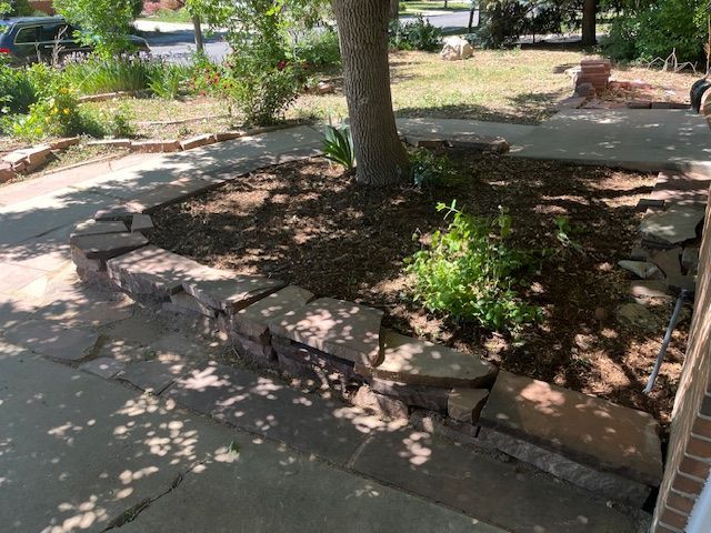 There is a tree in the middle of the garden.