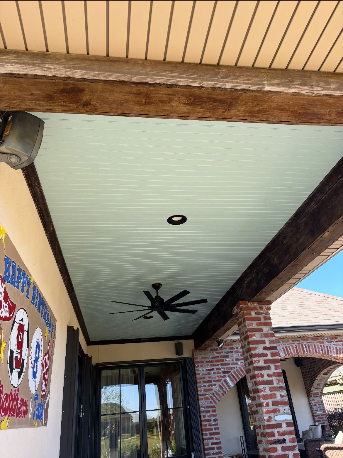 A ceiling fan is hanging from the ceiling of a building.