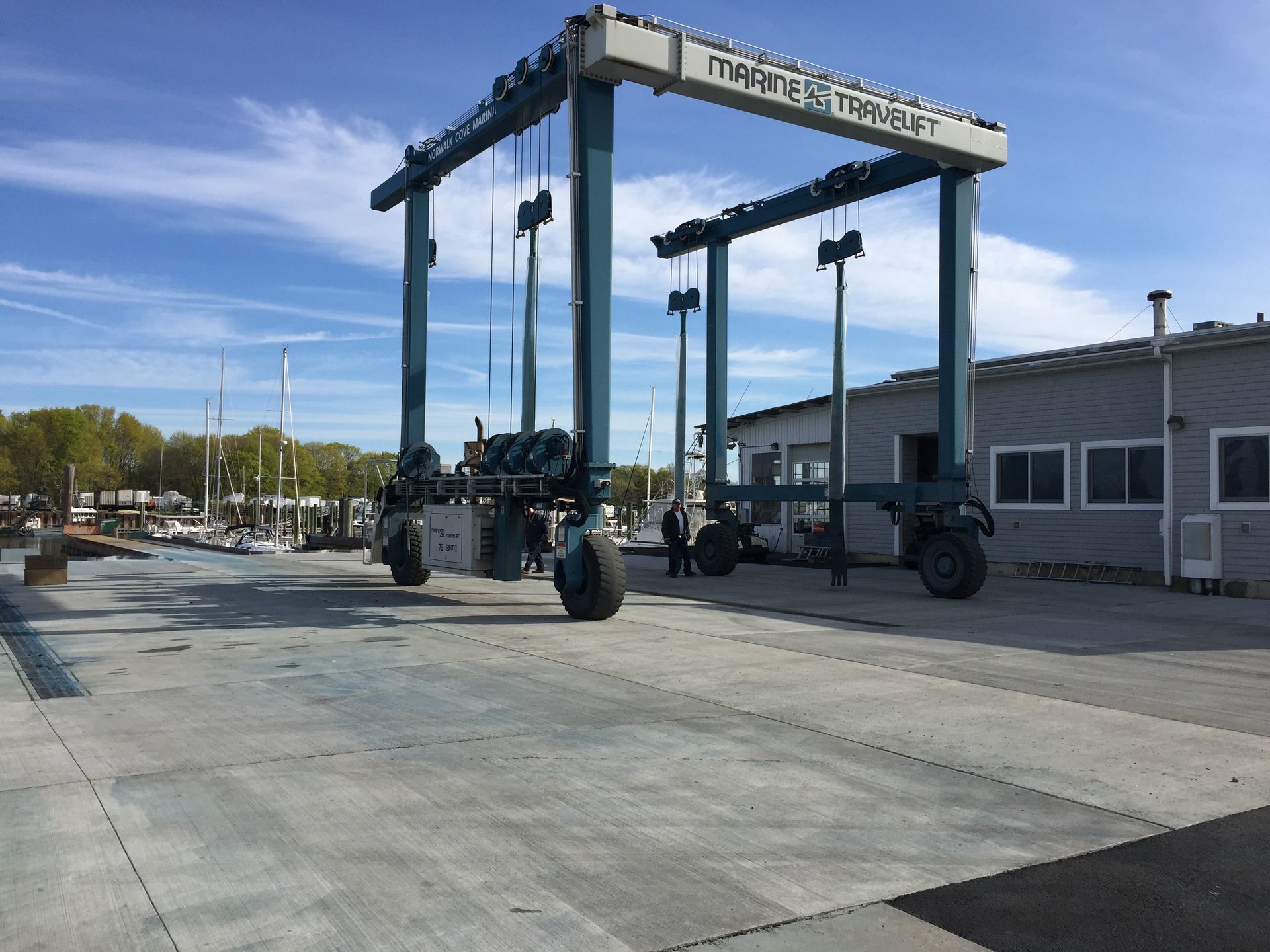 A large crane with the word meer on it