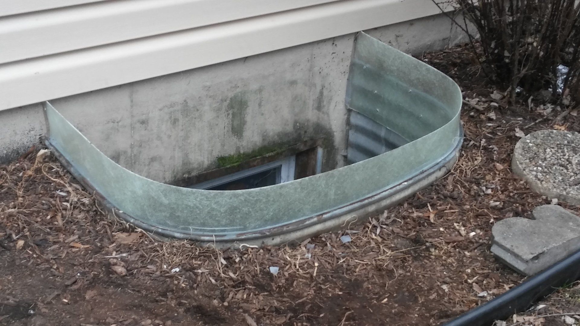 A window well with a screen on top of it