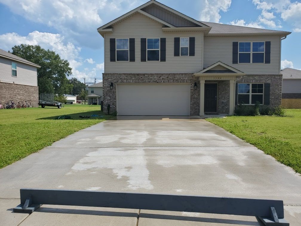 image of house with clean driveway from pressure washing