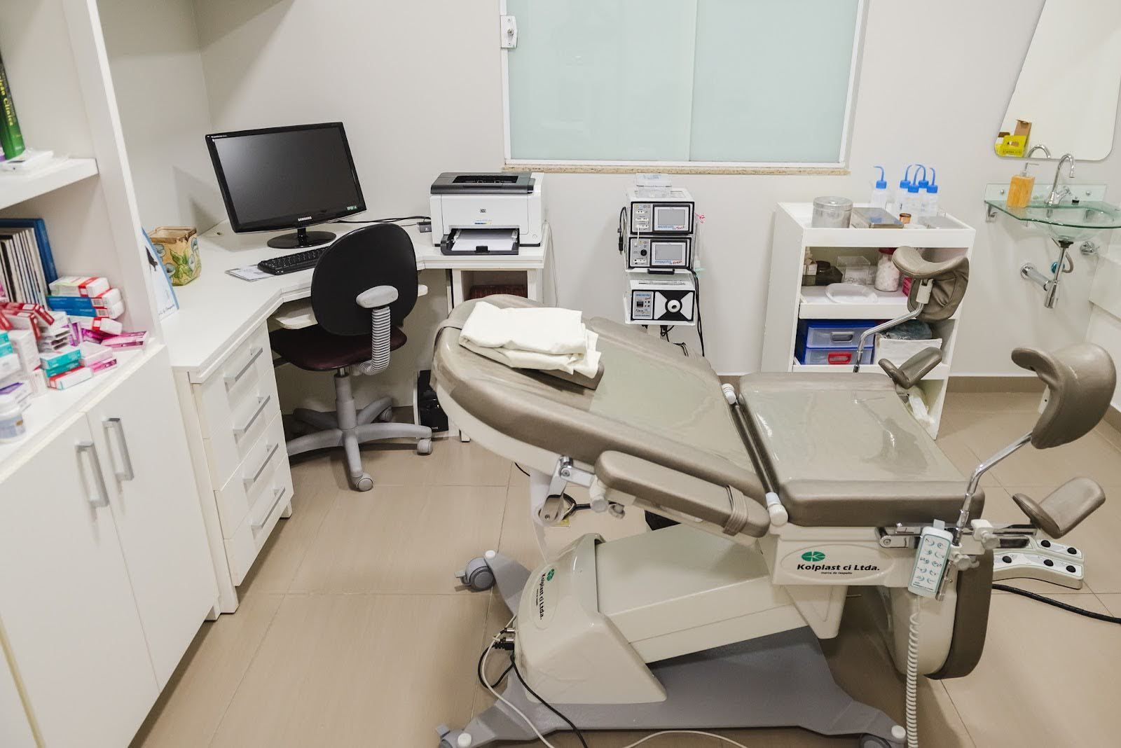 Há uma cadeira odontológica no meio da sala.