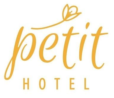 Logotipo dorado de “petit hotel” con una mariposa sobre el texto.